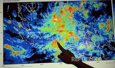 Pegawai Badan Meteorologi, Klimatologi, dan Geofisika (BMKG) Makassar menujukkan sirkulasi cuaca (ilustrasi)