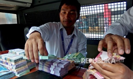 Pegawai Bank Indonesia menyiapkan uang baru di loket mobil kas keliling Bank Indonesia, saat pembukaan layanan penukaran uang di Semarang, Jawa Tengah, Senin (21/5).