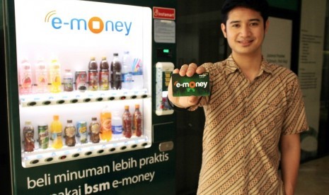 Pegawai Bank Syariah Mandiri (BSM) memperlihatkan kartu transaksi nontunai, Mandiri Syariah e-Money saat peluncuran di Jakarta, Jumat (15/9). 