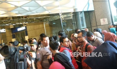 Pegawai BEI yang bertugas di tower 1 sudah diizinkan untuk memasuki gedung. Namun para pegawai diperingatkan untuk tidak melewati selasar hingga pemberitahuan lebih lanjut.