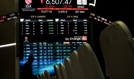 Pegawai beraktivitas di depan monitor pergerakan Indeks Harga Saham Gabungan (IHSG) di Bursa Efek Indonesia, Jakarta, Jumat (8/2/2019).