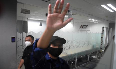 Pegawai beraktivitas di kantor Aksi Cepat Tanggap (ACT), Menara 165, Jakarta, Rabu (6/7/2022). Kementerian Sosial mencabut izin Penyelenggaraan Pengumpulan Uang dan Barang (PUB) yang telah diberikan kepada Yayasan Aksi Cepat Tanggap (ACT) Tahun 2022 terkait adanya dugaan pelanggaran peraturan yang dilakukan oleh pihak yayasan. 