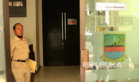 Pegawai beraktivitas di ruangan kantor Dinas Pekerjaan Umum dan Penataan Ruang (PUPR) yang tersegel stiker KPK usai Operasi Tangkap Tangan (OTT) pejabat dinas oleh petugas KPK di Komplek Pemerintah Daerah Kabupaten Bekasi, Cikarang, Jawa Barat, Senin (15/10). 