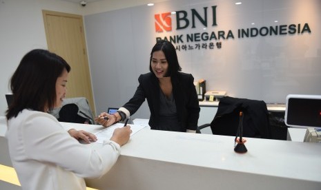 Pegawai BNI melayani nasabah di Bank BNI Cabang Seoul, Korea Selatan.