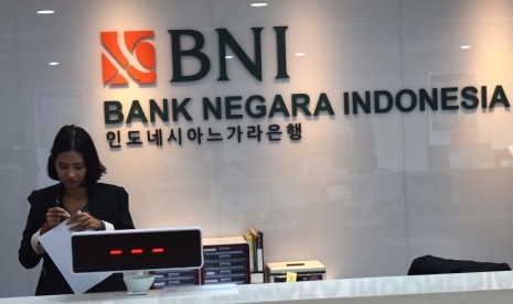 Pegawai BNI melayani nasabah di Bank BNI Cabang Seoul, Korsel, Selasa (8/11). 