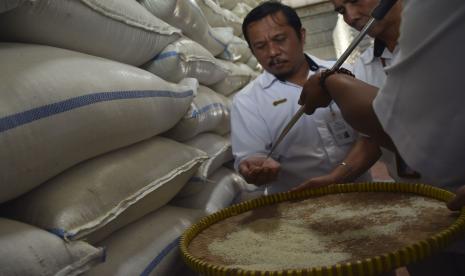 Pegawai Bulog memeriksa kondisi beras yang ada di Gudang Bulog Kantor Cabang Ciamis, Kabupaten Ciamis, Jawa Barat, Senin (19/9/2022). Perum Bulog Kantor Cabang Ciamis menyebutkan hingga bulan September 2022 pihaknya memiliki stok beras sebanyak 19 ribu ton yang aman hingga akhir tahun untuk ketersediaan pasokan dan stabilisasi harga (KPSH) di wilayah Priangan Timur (Pangandaran, Banjar, Ciamis, Kota Tasikmalaya, Kabupaten Tasikmalaya dan Garut) Jawa Barat. 