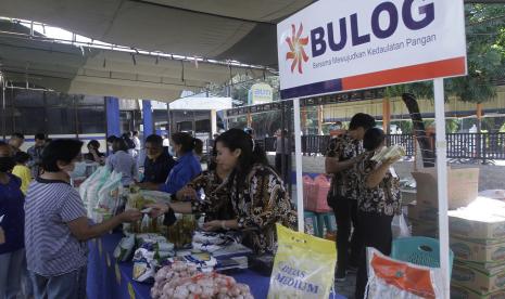 Pegawai Bulog NTT melayani warga yang membeli kebutuhan pokok saat berlangsung Pasar Murah Bulog di halaman kantor Perum Bulog Kanwil NTT, Kupang, NTT, Kamis (7/7/2022). Bulog NTT mengelar Pasar Murah bagi warga Kota Kupang untuk mengantisipsi kenaikan harga kebutuhan pokok jelang Hari Raya Idul Adha. 