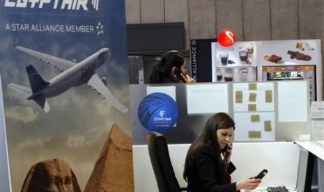 Pegawai di konter Egypt Air di Bandara Charles de Gaulle, Paris, Kamis, 19 Mei 2016.