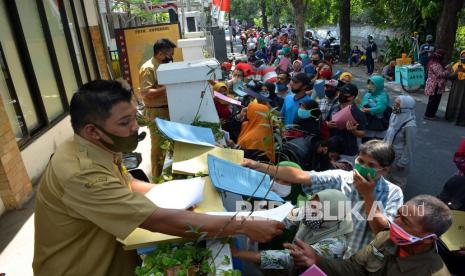 Pegawai Dinas Koperasi dan Usaha Mikro melayani pelaku Usaha Mikro, Kecil dan Menengah (UMKM) saat menyerahkan persyaratan untuk verifikasi program Bantuan Presiden (Banpres) produktif di Kabupaten Jombang, Jawa Timur, Senin (31/8/2020). Program Banpres produktif senilai Rp2,4 juta yang akan diberikan per pelaku UMKM tersebut sebagai tambahan modal itu untuk membantu usaha mikro agar tetap bertahan di tengah pandemi COVID-19. 