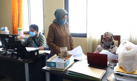 Pegawai Diskopindag Kabupaten Indramayu melakukan verifikasi terhadap berkas pendaftar program Bantuan Produktif Usaha Mikro (BPUM) dari Kementerian Koperasi dan UKM (KemenkopUKM) tahun 2021, Selasa (4/5).