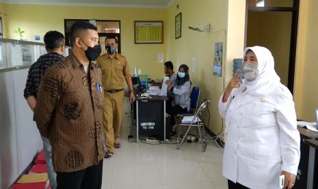 Pegawai  melakukan verifikasi terhadap berkas pendaftar program Bantuan Produktif Usaha Mikro (BPUM) dari Kementerian Koperasi dan UKM (Kemenkop UKM) tahun 2021.