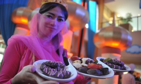  Pegawai hotel menunjukkan aneka kreasi takjil kurma yang akan disajikan gratis selama Ramadan di salah satu hotel bintang lima di Kota Palembang, Sumsel, Jumat (27/6). (Antara/Feny Selly)