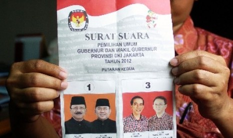 Pegawai Komisi Pemilihan Umum Daerah (KPUD) DKI Jakarta menunjukkan contoh kertas surat suara untuk pilkada putaran kedua, di Jakarta, Jumat (31/8) lalu.