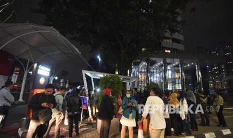 Pegawai KPK keluar dari gedung KPK saat terjadi gempa di Jakarta, Jumat (2/8/2019). 