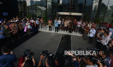  Pegawai KPK yang tergabung dalam Wadah Pegawai KPK melakukan doa bersama untuk kesembuhan Novel Baswedan saat melakukan aksi solidaritas di Gedung KPK Jakarta, Kamis (13/7).