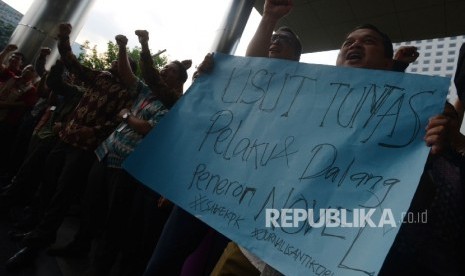 Pegawai KPK yang tergabung dalam Wadah Pegawai KPK menunjukan spanduk berisikan usut tuntas kasus novel seusai berdoa bersama untuk kesembuhan Novel Baswedan saat melakukan aksi solidaritas di Gedung KPK Jakarta, Kamis (13/7).