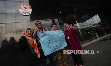 Pegawai KPK yang tergabung dalam Wadah Pegawai KPK menunjukan spanduk berisikan usut tuntas kasus novel seusai berdoa bersama untuk kesembuhan Novel Baswedan saat melakukan aksi solidaritas di Gedung KPK Jakarta, Kamis (13/7). 