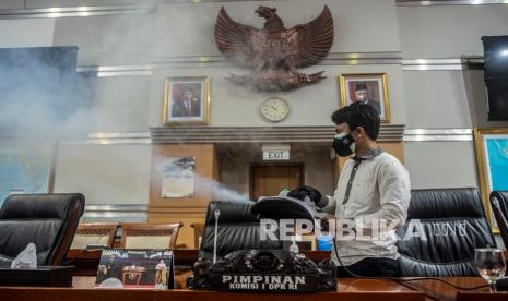 Pegawai melakukan disinfeksi di ruang rapat Komisi I DPR, Kompleks Parlemen, Senayan, Jakarta, Rabu (2/2/2022). Sekretaris Jenderal DPR Indra Iskandar mengatakan beberapa alat kelengkapan dewan (AKD) melakukan penghentian sementara kegiatannya (lockdown) usai beberapa anggota dewan dan pegawainya terpapar COVID-19, mulai dari Komisi I DPR, Majelis Kehormatan Dewan hingga ruang kerja pimpinan DPR di Lantai 4 Nusantara III.