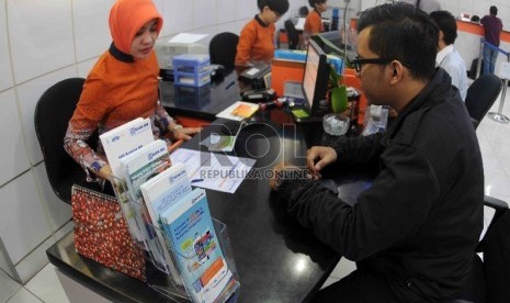  Pegawai melayani nasabah di banking hall Bank BRI, Jakarta, Selasa (15/9).