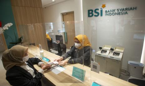 Pegawai melayani nasabah di Kantor Cabang Digital Bank Syariah Indonesia (BSI) Thamrin, Jakarta.