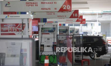 Pegawai melayani pengisian bahan bakar di salah satu SPBU Pertamina di Jakarta, Sabtu (19/9). Badan Pengatur Hilir Minyak dan Gas Bumi (BPH Migas) mulai menyosialisasikan dan public hearing terkait dengan rancangan peraturan tentang penyediaan cadangan niaga umum BBM. yang bertujuan mendapatkan masukan dan saran dari para stakeholder agar peraturan ini dapat berfungsi dan bermanfaat bagi bangsa.