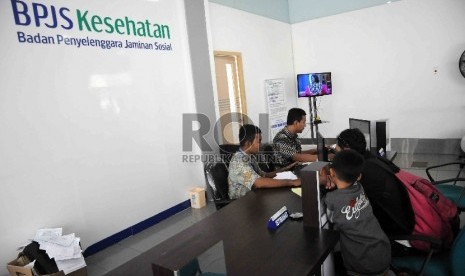 Pegawai melayani peserta Badan Penyelenggara Jaminan Sosial (BPJS) Kesehatan di Kantor BPJS Kesehatan cabang Jakarta Selatan. ilustrasi