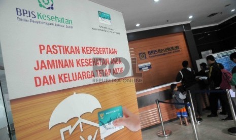 Pegawai melayani peserta Badan Penyelenggara Jaminan Sosial (BPJS) Kesehatan di Kantor BPJS Kesehatan cabang Jakarta Selatan, Rabu (25/11).