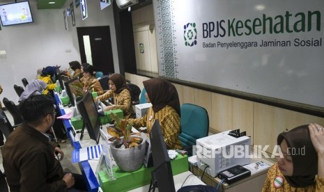 Pegawai melayani warga di kantor Badan Penyelenggara Jaminan Sosial (BPJS) Kesehatan Jakarta Pusat, di kawasan Matraman, Jakarta, Selasa (5/11). (ilustrasi) 