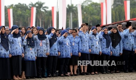 Pegawai negeri sipil  usai mengikuti upacara peringatan Hari Ulang Tahun KORPRI. 