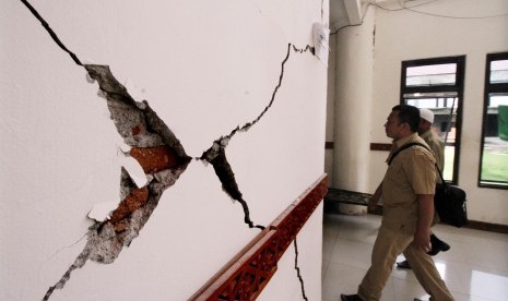 Pegawai Negeri Sipil (PNS) beraktivitas di kantor bupati Pidie Jaya,Provinsi Aceh, Senin (19/12). 