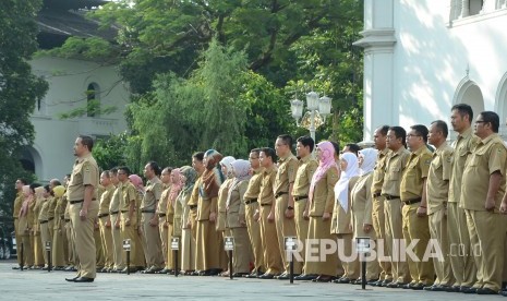 Pegawai Negeri Sipil (PNS) melakukan upacara pagi hari pertama masuk kerja usai libur Lebaran (ilustrasi)