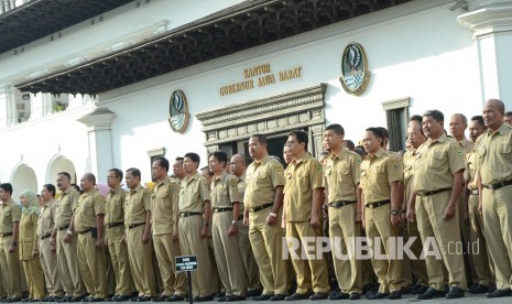 Pegawai Negeri Sipil (PNS) melakukan upacara pagi hari pertama masuk kerja usai libur Lebaran, di Halaman Gedung Sate, Kota Bandung, Senin (11/7). (Republika/Edi Yusuf)