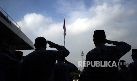  Pegawai Negeri Sipil (PNS) mengikuti upacara di lingkungan Kementerian Kementerian Dalam Negeri, Jakarta, Rabu (1/6). (Republika/Tahta Aidilla)