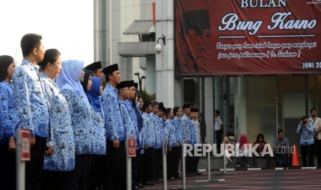 Pegawai Negeri Sipil (PNS) mengikuti upacara di lingkungan Kementerian Kementerian Dalam Negeri, Jakarta, Rabu (1/6)