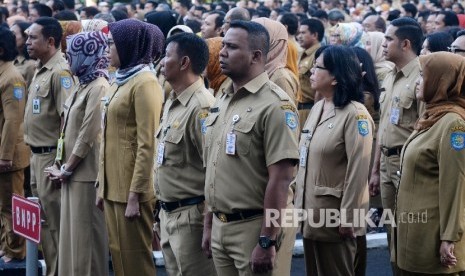  Pegawai Negeri Sipil (PNS) mengikuti upacara hari pertama kerja di halaman kantor Kemendagri, Jakarta, Senin (3/7). 