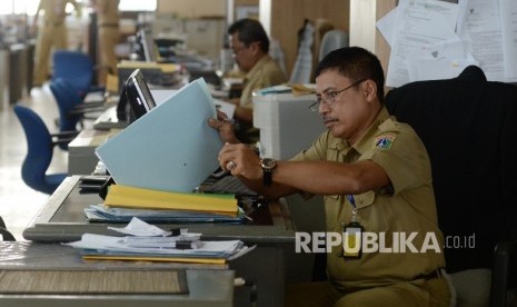 Pegawai Negeri Sipil (PNS) Pemprov DKI Jakarta melakukan aktivitas saat hari pertama kerja di Badan Kepegawaian Daerah (BKD) Gedung Balaikota, Jakarta, Senin (11/7). (Republika/Yasin Habibi)