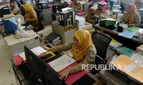 Pegawai Negeri Sipil (PNS) Pemprov DKI Jakarta melakukan aktivitas saat hari pertama kerja di Badan Kepegawaian Daerah (BKD) Gedung Balaikota, Jakarta, Senin (11/7). (Republika/Yasin Habibi)