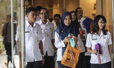 Pegawai Negeri Sipil (PNS) Pemrov DKI Jakarta melintas di kantor Balaikota, Jakarta, Rabu (20/7). 