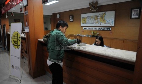 Pegawai pajak menerima Surat Pemberitahuan (SPT) pajak dari wajib pajak di Kantor Pelayanan Pajak Pratama Jakarta Menteng Satu, Jakarta, Rabu (2/12).