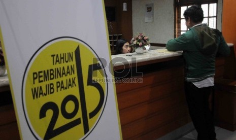 Pegawai pajak menerima Surat Pemberitahuan (SPT) pajak dari wajib pajak di Kantor Pelayanan Pajak Pratama Jakarta Menteng Satu, Jakarta, Rabu (2/12). 