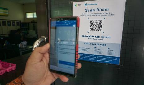 Pegawai pemerintah memindai kode batang (QR Code) melalui aplikasi PeduliLindungi di Dinas Komunikasi dan Informatika, Kabupaten Batang, Jawa Tengah, Kamis (21/10/2021). Pemerintah setempat memberlakukan penggunaan aplikasi PeduliLindungi di lingkungan pemerintah Kabupaten Batang dengan memindai kode batang dan menunjukkan hasil vaksinasi COVID-19 sebagai syarat memasuki ruangan kantor dan untuk meminimalisir penyebaran COVID-19.