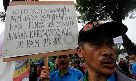 Pegawai Perusahaan Daerah Air Minum (PDAM) Jaya berunjuk rasa di Balai Kota DKI Jakarta, Kamis (27/2).