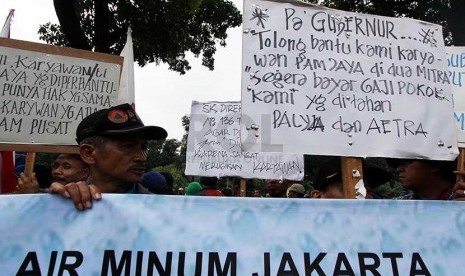 Pegawai Perusahaan Daerah Air Minum (PDAM) Jaya berunjuk rasa di Balai Kota DKI Jakarta, Kamis (27/2).