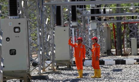 PT PLN (Persero) mendapatkan jaminan pinjaman dari Pemerintah Republik Indonesia melalui Kementerian Keuangan yang berkolaborasi dengan PT Penjaminan Infrastruktur Indonesia (PII) untuk proyek penguatan kelistrikan di Jawa. Penjaminan pinjaman ini merupakan tindak lanjut atas komitmen pendanaan dari Asian Development Bank (ADB) sebesar 600 juta dolar AS pada akhir 2021.