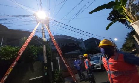 Pegawai PLN. (ilustrasi). PLN Unit Induk Distribusi (UID) Jatim memastikan pemasangan listrik di Kabupaten Banyuwangi akan disertai kewajiban menyertakan Izin Mendirikan Bangunan (IMB) terlebih dahulu, sesuai dengan kerja sama atau kesepakatan antara pemkab setempat dengan PLN.