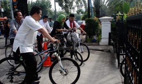 Pegawai PNS Provinsi DKI Jakarta naik sepeda berangkat ke Kantor Balaikota DKI Jakarta, Jumat (3/1).   (Republika/Yasin Habibi)