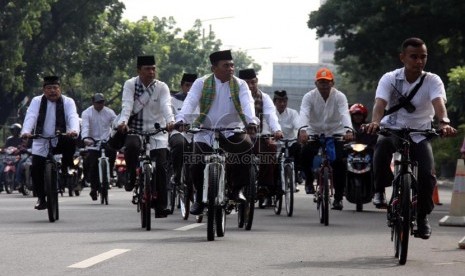 Pegawai PNS Provinsi DKI Jakarta naik sepeda berangkat ke Kantor Balaikota DKI Jakarta, Jumat (3/1).   (Republika/Yasin Habibi)