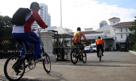  Pegawai PNS Provinsi DKI Jakarta naik sepeda berangkat ke Kantor Balaikota DKI Jakarta, Jumat (3/1).   (Republika/Yasin Habibi)