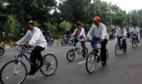  Pegawai PNS Provinsi DKI Jakarta naik sepeda berangkat ke Kantor Balaikota DKI Jakarta, Jumat (3/1).   (Republika/Yasin Habibi)