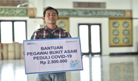 Pegawai PT Bukit Asam Tbk (PTBA) melakukan aksi nyata untuk membantu warga sekitar wilayah pertambangan yang terdampak pandemi Covid-19. 